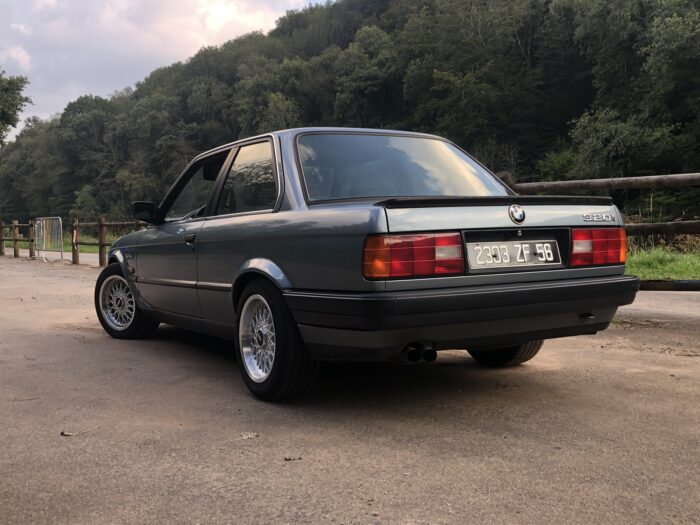 BMW E30 320i